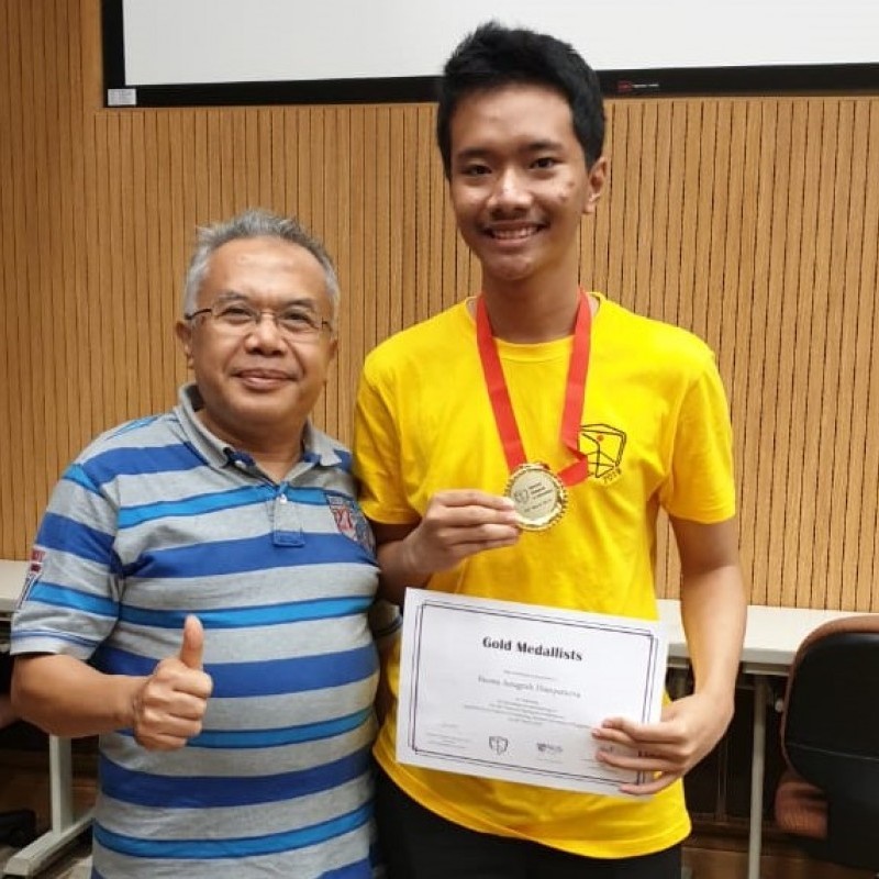 R. Fausta Anugrah D. - Peraih Medali Emas pada National Olympiad in Informatics (NOI) 2019 tingkat Internasional di Singapura